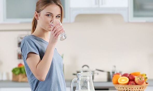 The girl wants to lose weight by following a water-rich diet