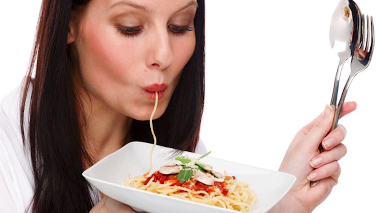 Woman eats spaghetti to lose belly fat