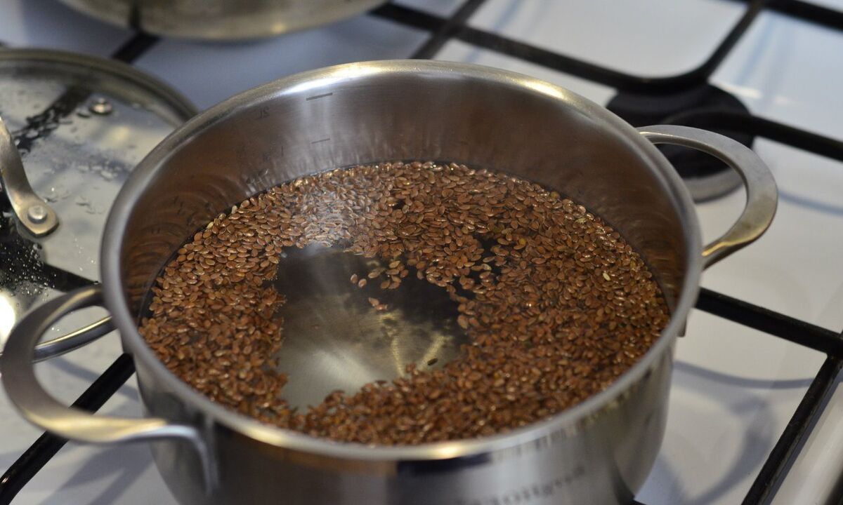 One of the options for eating flaxseed is a decoction